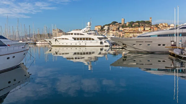 Lüks Yatlar Fransa 'nın Cannes limanında demirli