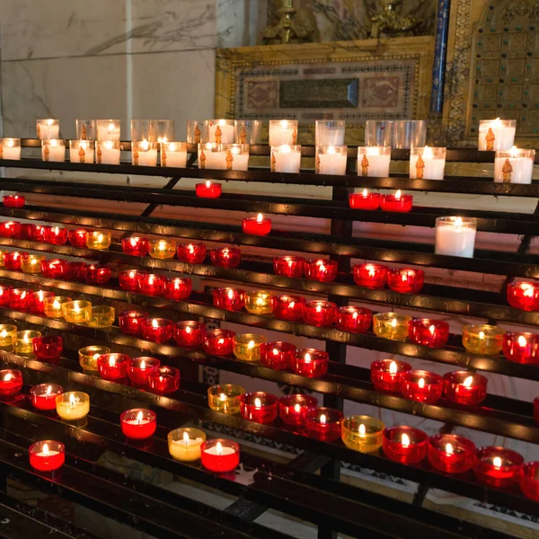Marsilya Kilisesi Nde Adak Mumları Rafı — Stok fotoğraf