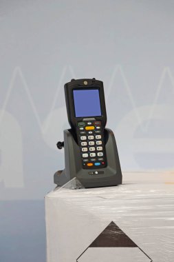 El bilgisayarı barkod okuyucusu ve tarayıcısı Charger Rıhtımında