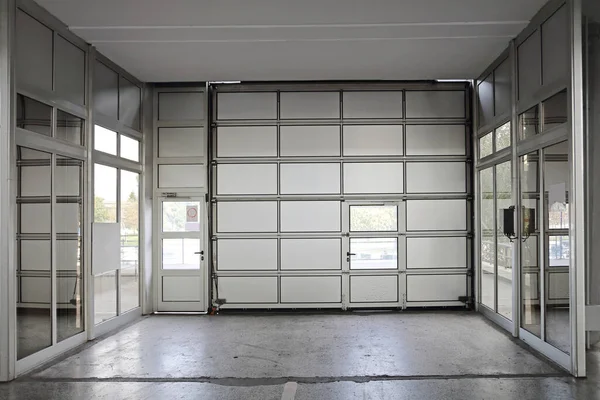 Sezionale Motorizzato Grande Metallo Commerciale Garage Porta — Foto Stock