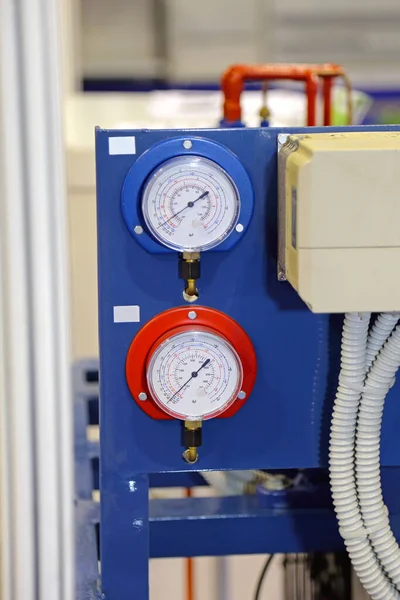 低圧および高圧のゲージスケール油圧機械制御 — ストック写真