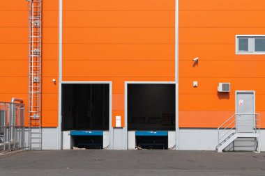 Orange Distribution Deposundaki Kargo Kapıları