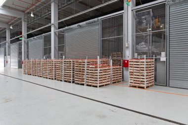 Depodaki Paletlerde Domates Kasaları