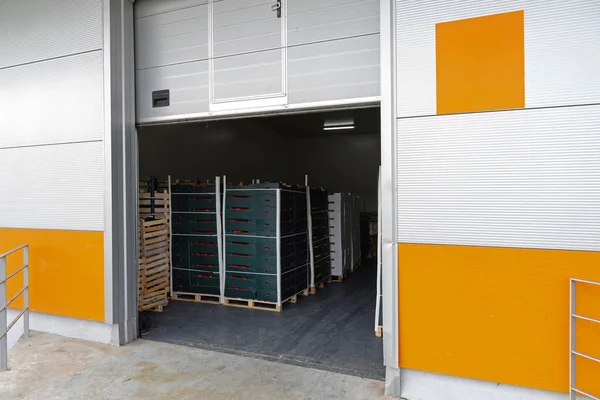 Cargo Door Сайті Distribution Warehouse Loading Dock — стокове фото