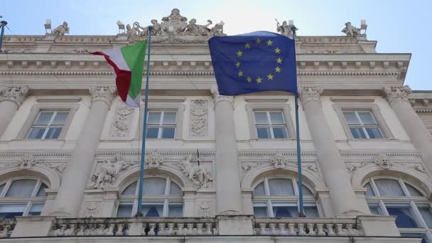政府の建物で一緒にEuとイタリアの旗イタリア — ストック動画