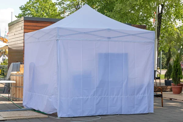 Weißes Pavillon Zelt Auf Der Gartenterrasse — Stockfoto