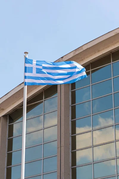 建筑物前的希腊国旗 — 图库照片