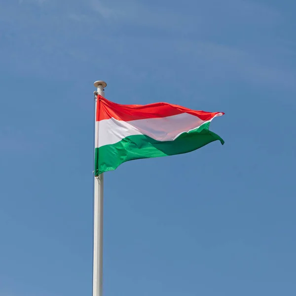 ブルースカイのハンガリー国旗 — ストック写真