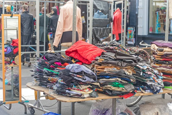 Grande Mucchio Abbigliamento Abbigliamento Alla Bancarella Del Mercato Strada — Foto Stock