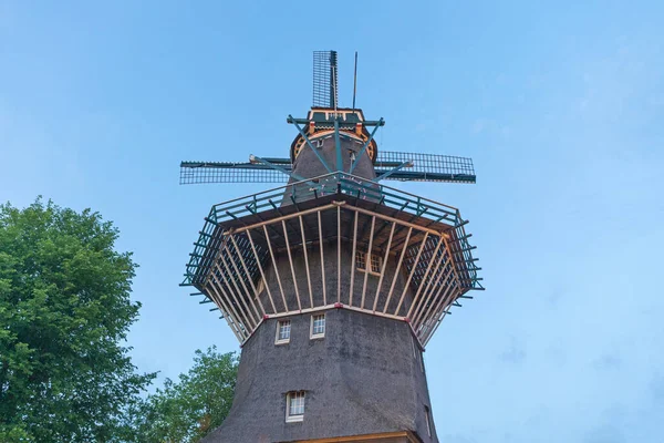 アムステルダムのGooyer Windmill Landmark オランダの夕暮れ — ストック写真