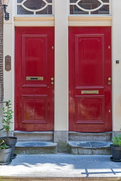 Duas Portas Vermelhas Para Casa Entrada Amsterdã — Fotografia de Stock