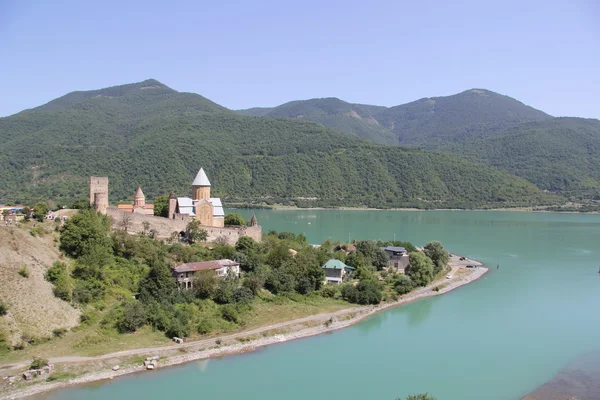Nehri yakınında bir kale