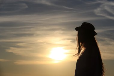 Günbatımı kız siluet