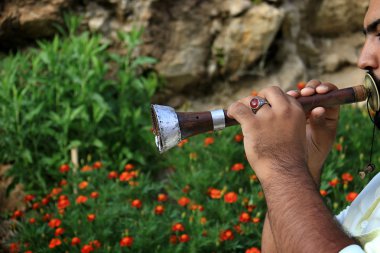 Bir adam bir Arapça müzik üflemeli çalgı geleneksel Dabke dans için kullanılan üfleme.