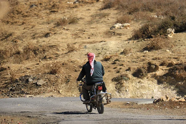 Refugiado sirio en motocicleta — Foto de Stock