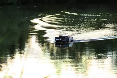 Uzaktan kontrollü besleyici tekne