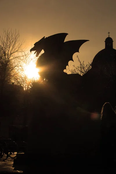 Eine Drachenstatue Atmet Einen Feuerball Mit Einer Kathedrale Hintergrund — Stockfoto