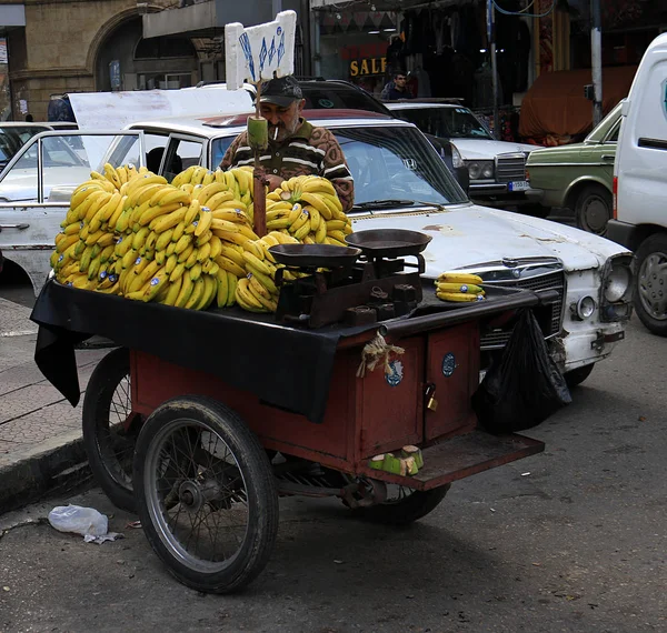 Tripoli Lebanon Novembro 2017 Velho Que Vende Bananas Carrinho Com — Fotografia de Stock