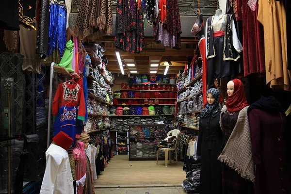 Estacionamiento de ropa en Old Souk, Triploi, Líbano — Foto de Stock