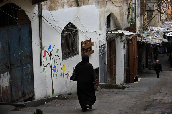 Femme voilée Marche, Tripoli, Liban — Photo