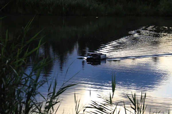 Una Barca Alimentatore Telecomandata Lago Utilizzato Nella Pesca Ricreativa — Foto Stock