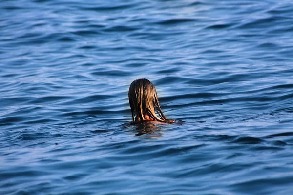 Gadis Pirang Berenang di Laut — Stok Foto