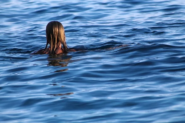 海に泳ぎに金髪の女性 — ストック写真