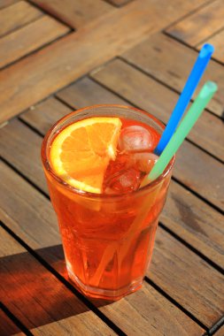 Spritz Aperol serinletici bir bardak