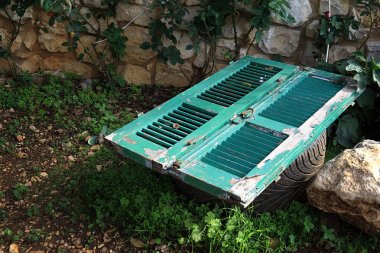 Yeşil boyalı ahşap yeşil kapı