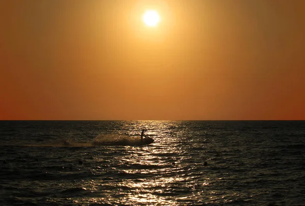 Jet Skier e pôr do sol — Fotografia de Stock