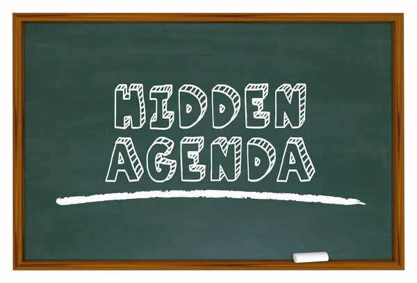 Woorden verborgen Agenda op schoolbord — Stockfoto