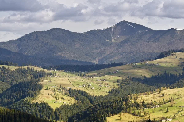 Vista panorâmica sobre a aldeia montanhosa dos Cárpatos — Fotografia de Stock