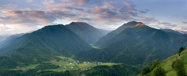 Small village in Georgia mountains — Stock Photo, Image