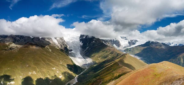 Стена Безенги. Тетнульдская гора. Облачно — стоковое фото