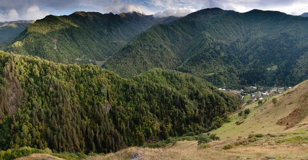 Ochtend landschap in Georgië bergen — Stockfoto