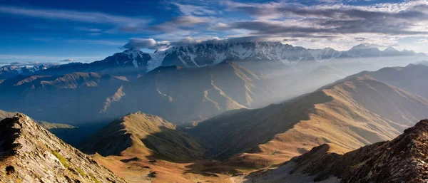 Sunrise in Georgië bergen — Stockfoto