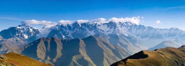 Bezengi muur weergave in Georgië bergen — Stockfoto