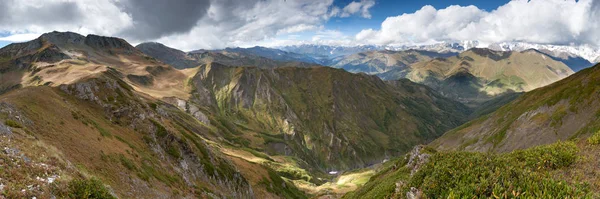 Vue panoramique sur la vallée de montagne de Géorgie — Photo