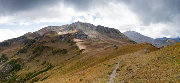 Альпийский пейзаж в горах Грузии — стоковое фото