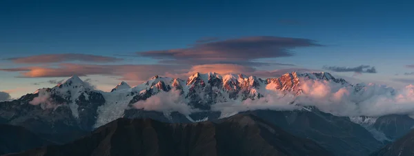 Georgië bergen tijdens zonsondergang — Stockfoto