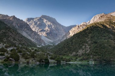Tacikistan dağlarda gölde kamp