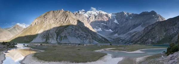 Panoramik Maria tepe ve Kulikalon Gölü ve Tacikistan Dağları'nda duvar