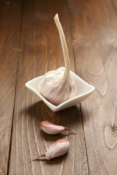 And whole garlic cloves — Stock Photo, Image