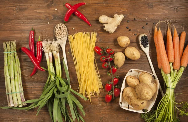 Alimentos sobre fondo de madera — Foto de Stock