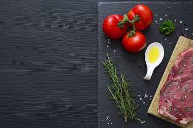 Gıda ve kayrak çanak ve siyah arka plan üzerinde pişirme için malzemeler