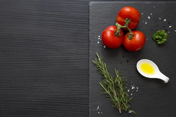Potraviny a suroviny pro pečení na břidlicové misky a černým pozadím — Stock fotografie