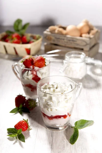 Ingrédients pour la préparation de crème glacée Images De Stock Libres De Droits
