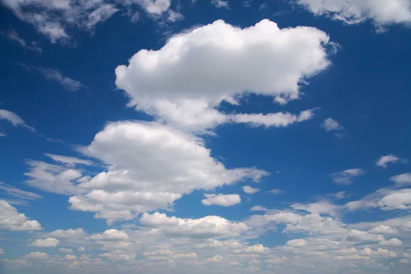 Bewölkter Himmel im Sommer — Stockfoto