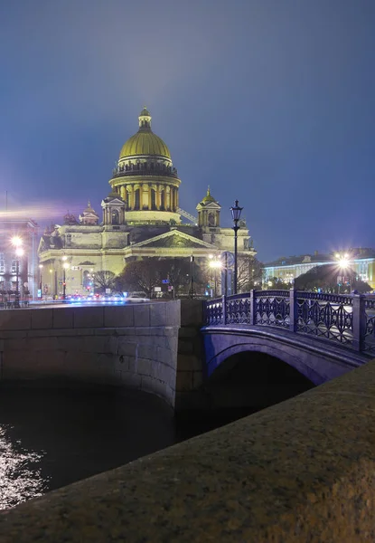 Petrohrad, katedrály svatého Izáka v noci — Stock fotografie