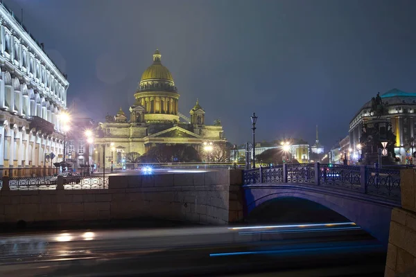 Petrohrad, náměstí svatého Izáka v noci — Stock fotografie